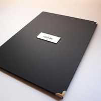 czarne okładki na papierowe eleganckie dyplomy lub certyfikaty